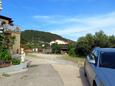 Barbat, Rab, Parkeerplaats 4988 - Appartementen with pebble beach.