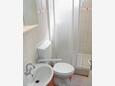 Koupelna Barbat, Koupelna v ubytování typu studio-apartment, domácí mazlíčci povoleni a WiFi.