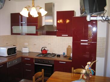 Supetarska Draga - Gonar, Dining room in the apartment, (pet friendly) and WiFi.