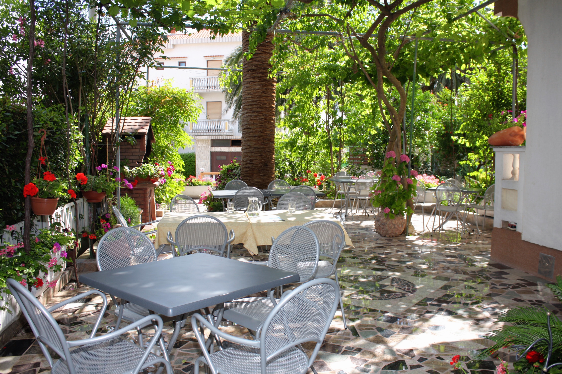 Room with balcony and sea view Palit, Rab (S-5010-e)