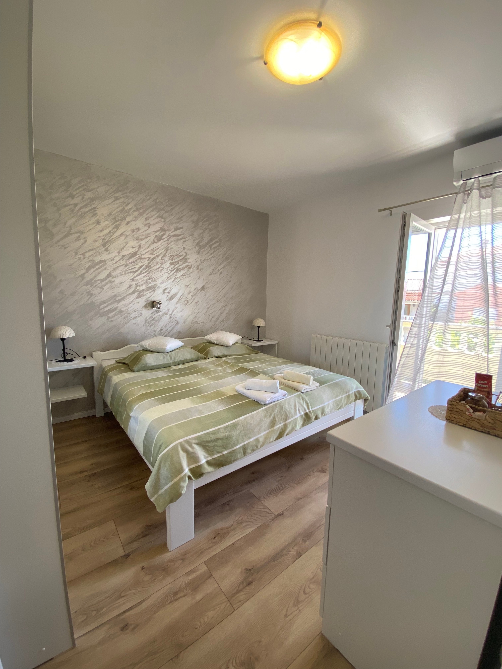 Room with balcony Palit, Rab (S-5010-b)