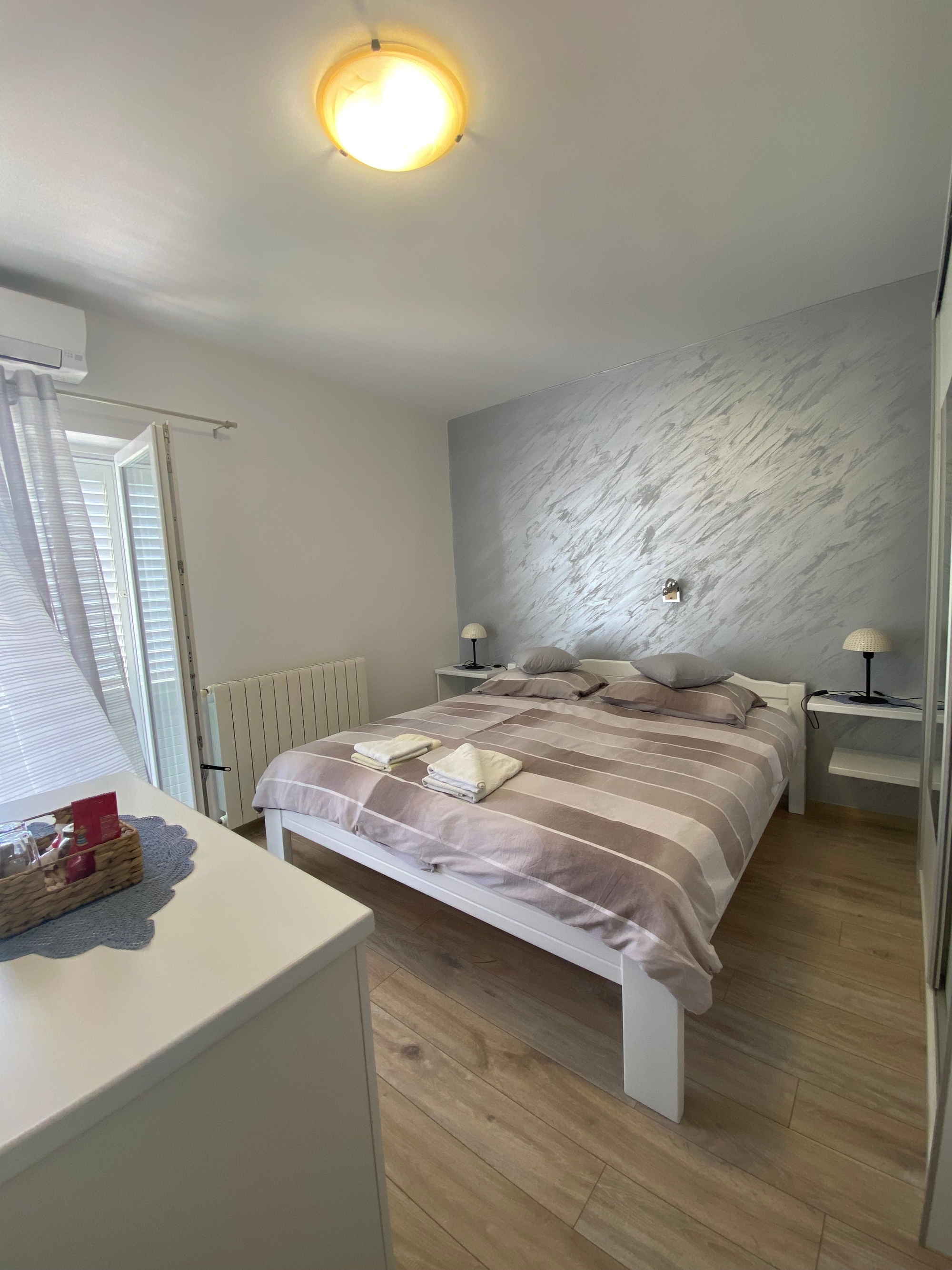 Room with balcony and sea view Palit, Rab (S-5010-c) Room with balcony and sea view Palit, Rab (S-5010-c)