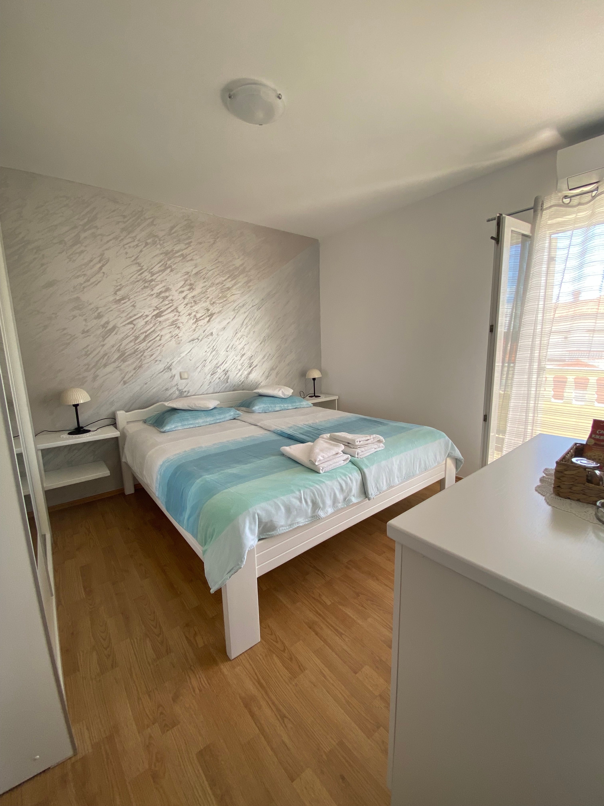 Room with balcony and sea view Palit, Rab (S-5010-d) Room with balcony and sea view Palit, Rab (S-5010-d)