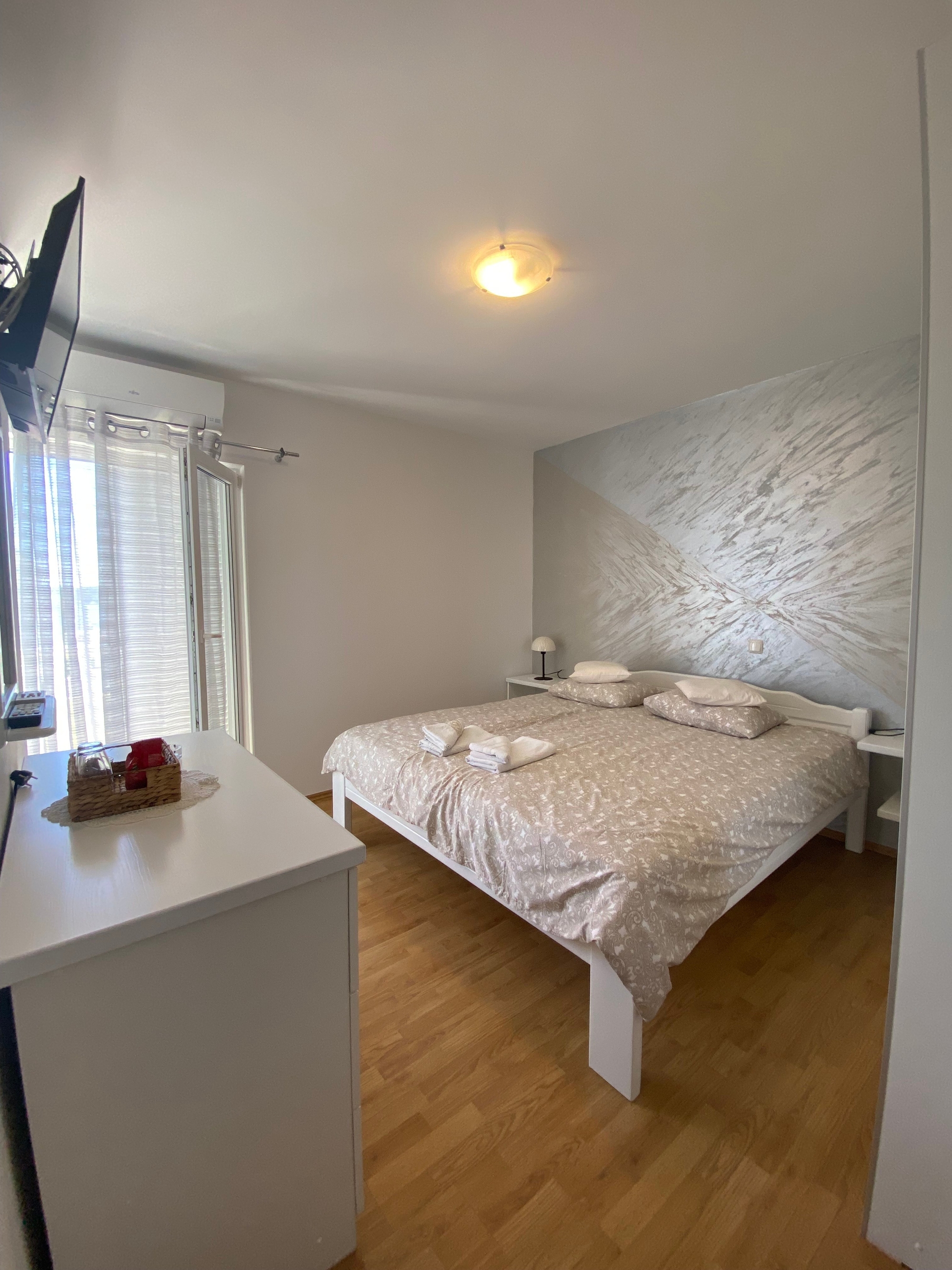 Room with balcony and sea view Palit, Rab (S-5010-e)