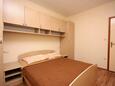 Chambre 2 Kampor, Chambre 2 dans l’hébergement en type apartment, animaux acceptés et WiFi.