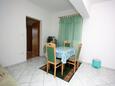 Kampor, Dining room in the apartment, air condition available, (pet friendly) and WiFi.