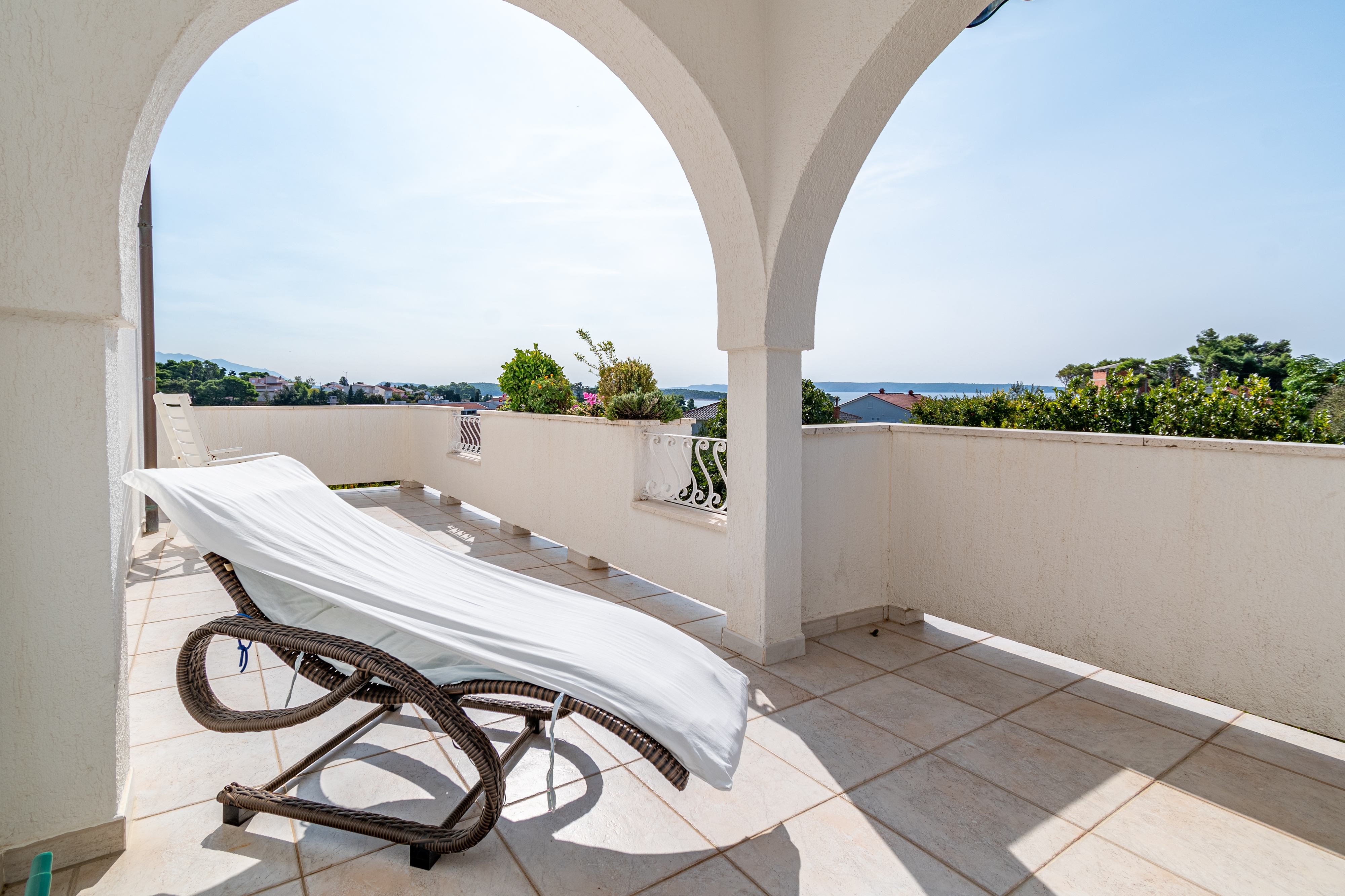 Two bedroom apartment with terrace and sea view Banjol, Rab  A-a