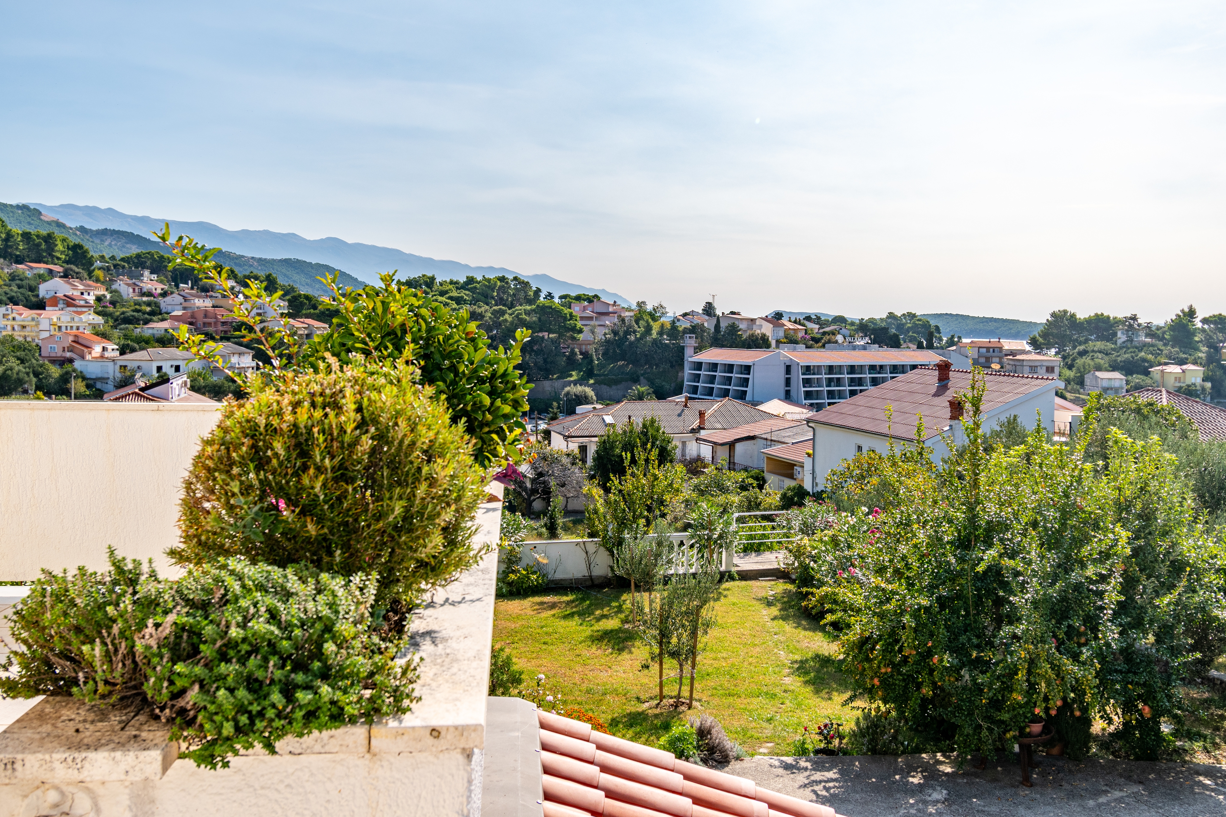Two bedroom apartment with terrace and sea view Banjol, Rab  A-a