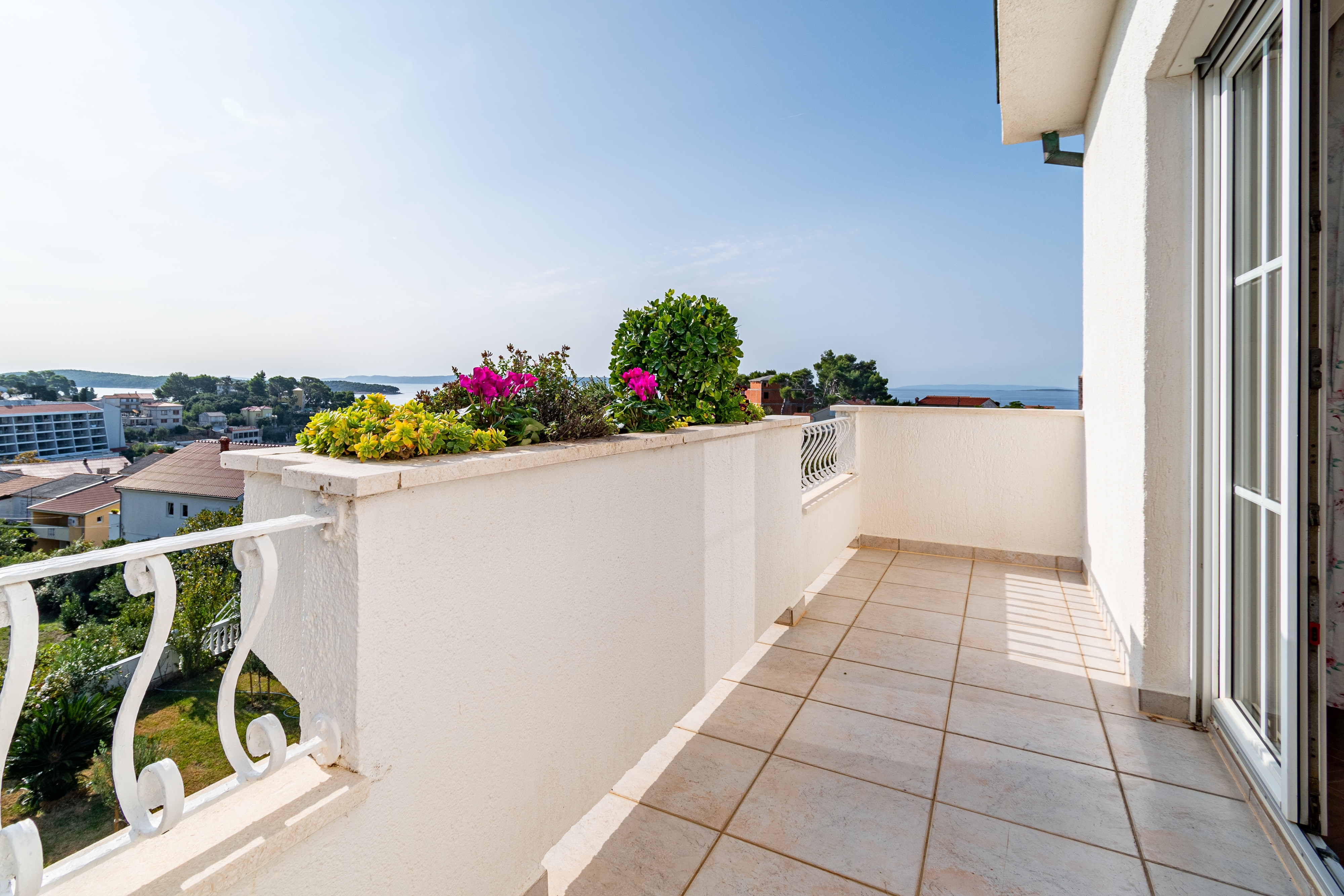 One bedroom apartment with terrace and sea view Banjol, Rab  A-c