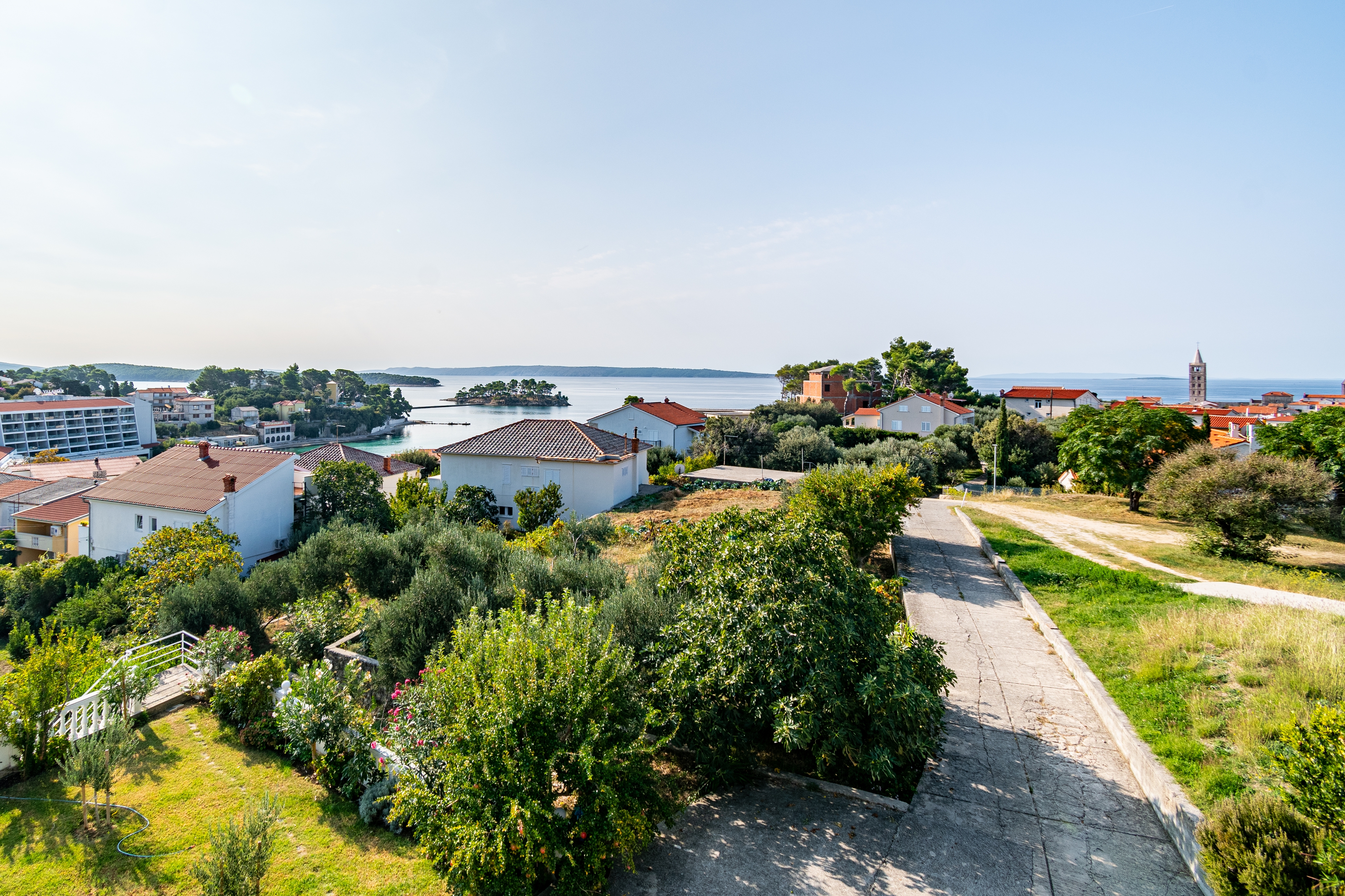 One bedroom apartment with terrace and sea view Banjol, Rab  A-c