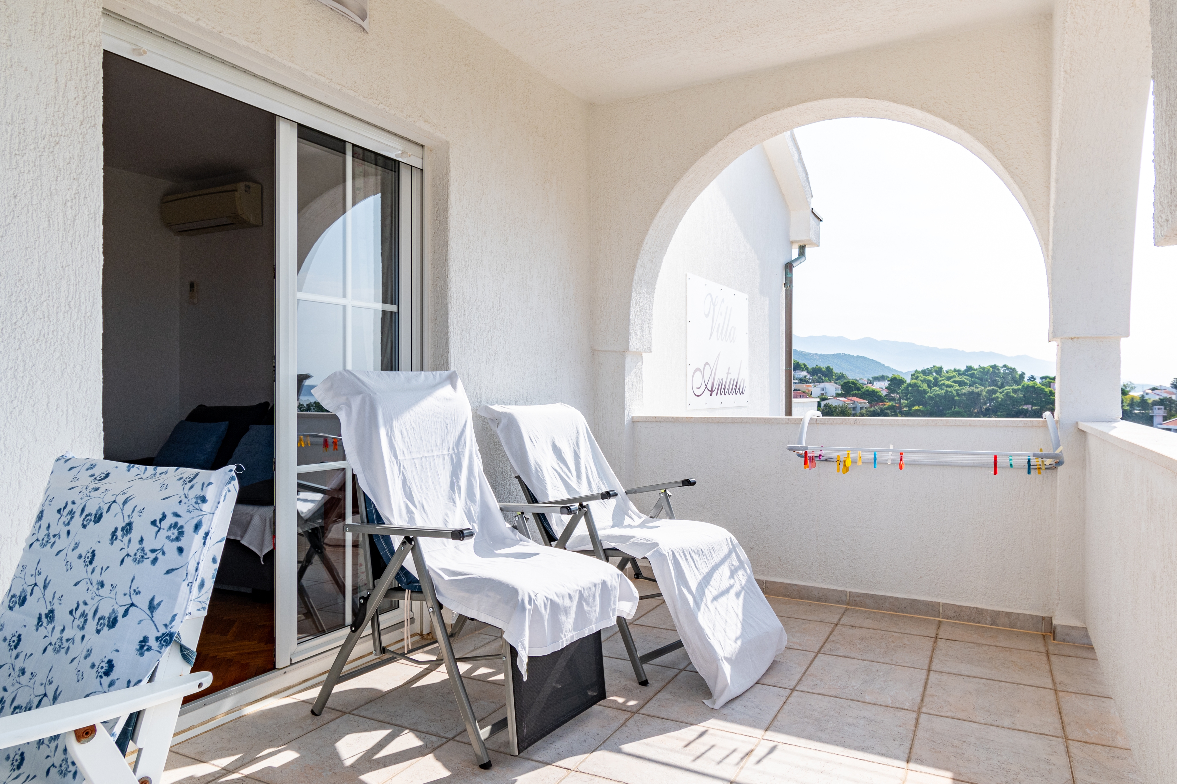 One bedroom apartment with terrace and sea view Banjol, Rab  A-c