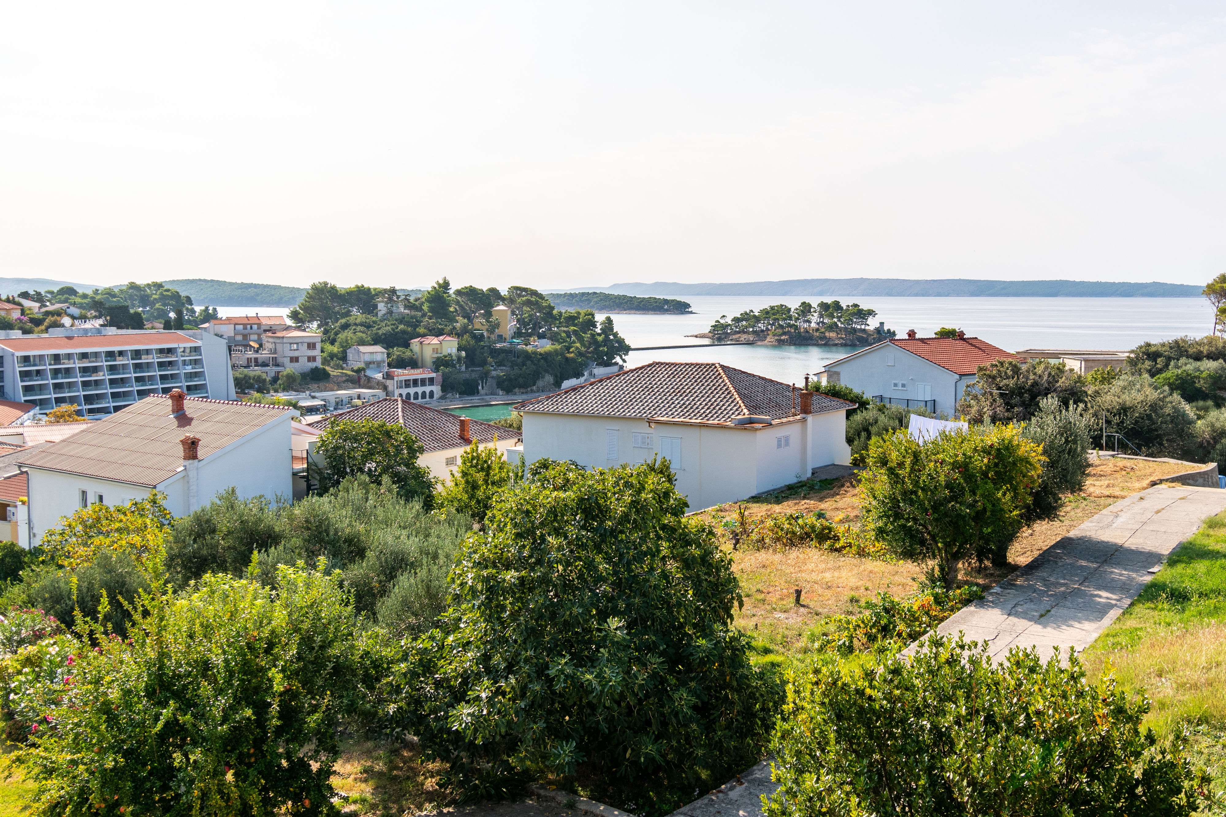 One bedroom apartment with terrace and sea view Banjol, Rab  A-c