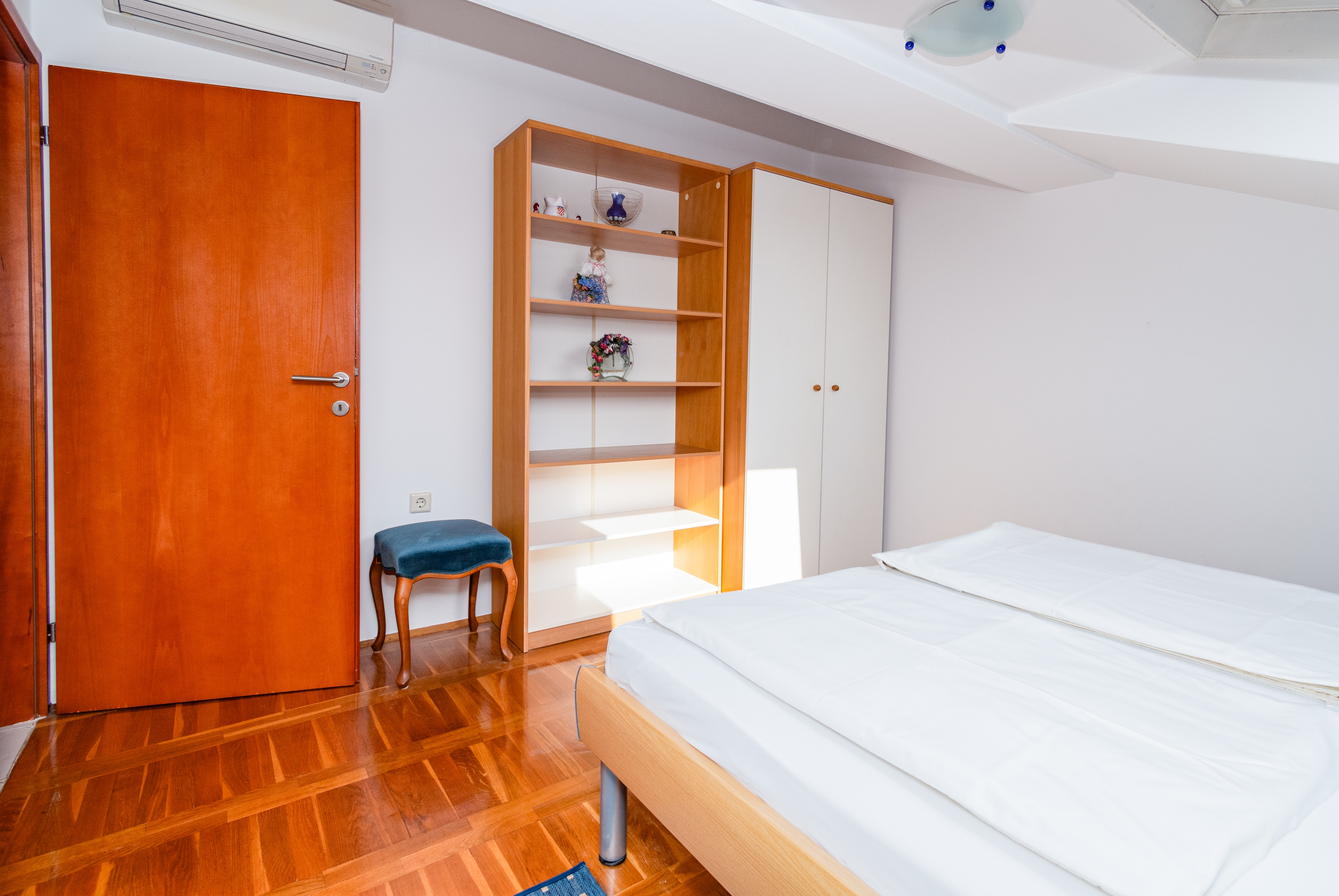 Two bedroom apartment with terrace and sea view Banjol, Rab  A-d