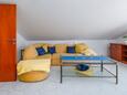 Obývací pokoj Banjol, Obývací pokoj v ubytování typu apartment, s klimatizací a WiFi.