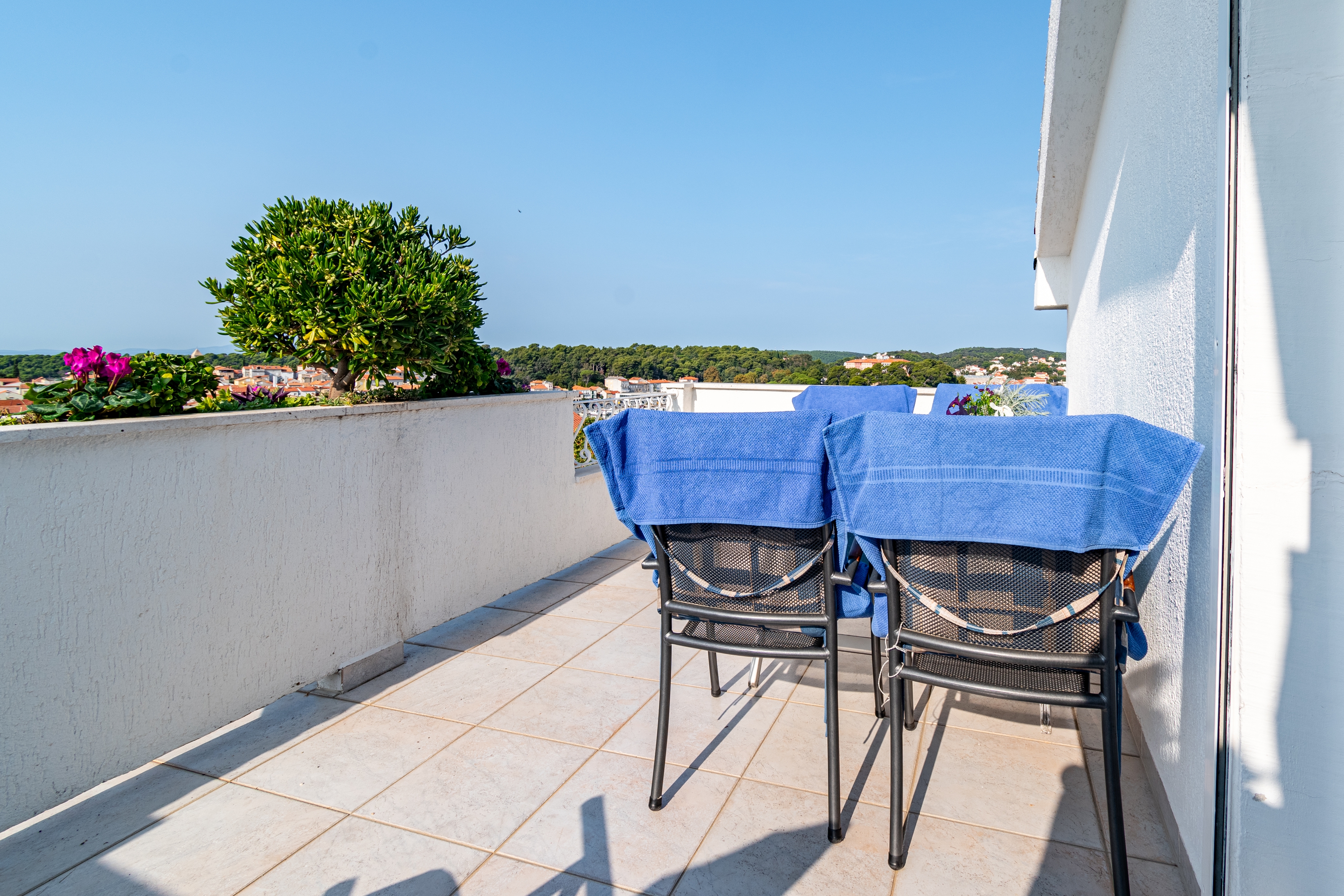 Two bedroom apartment with terrace and sea view Banjol, Rab  A-d