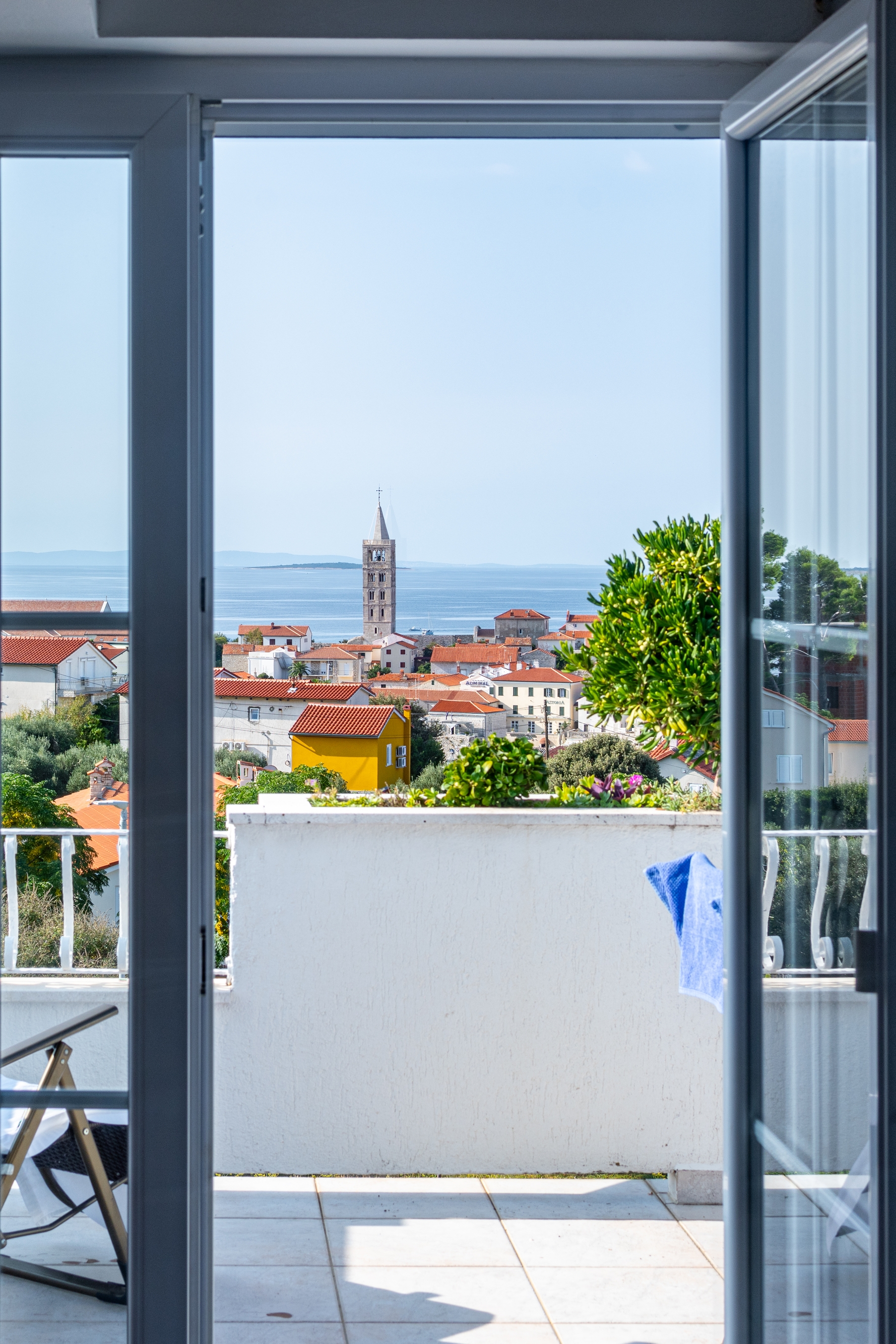 Two bedroom apartment with terrace and sea view Banjol, Rab  A-d