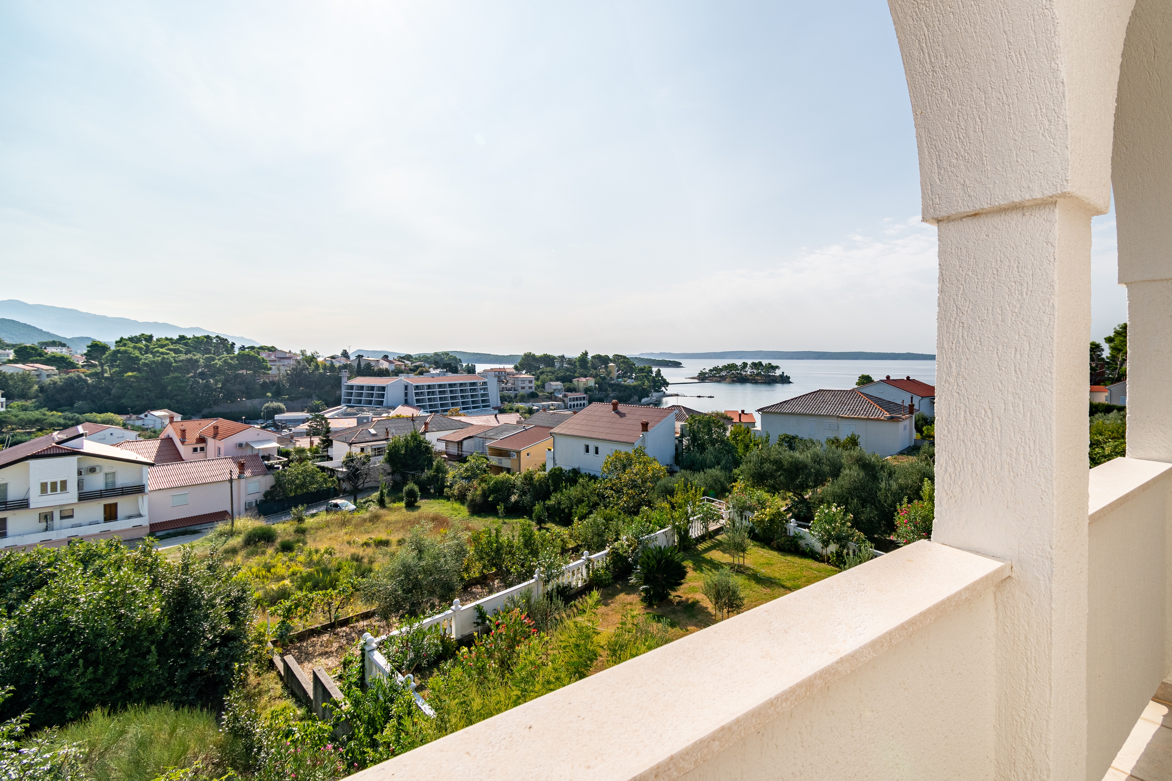 One bedroom apartment with terrace and sea view Banjol, Rab  A-e