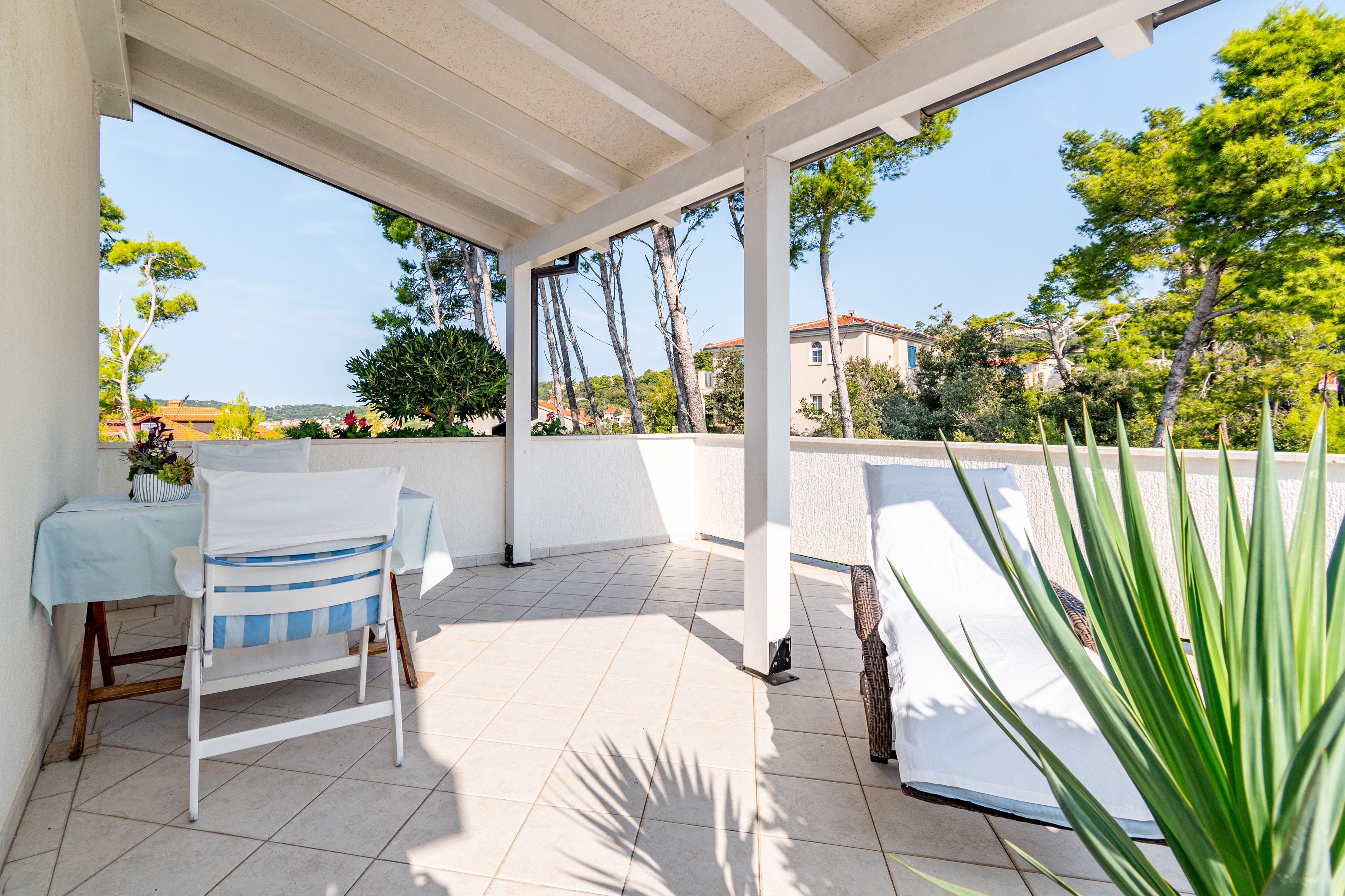 One bedroom apartment with terrace and sea view Banjol, Rab  A-e