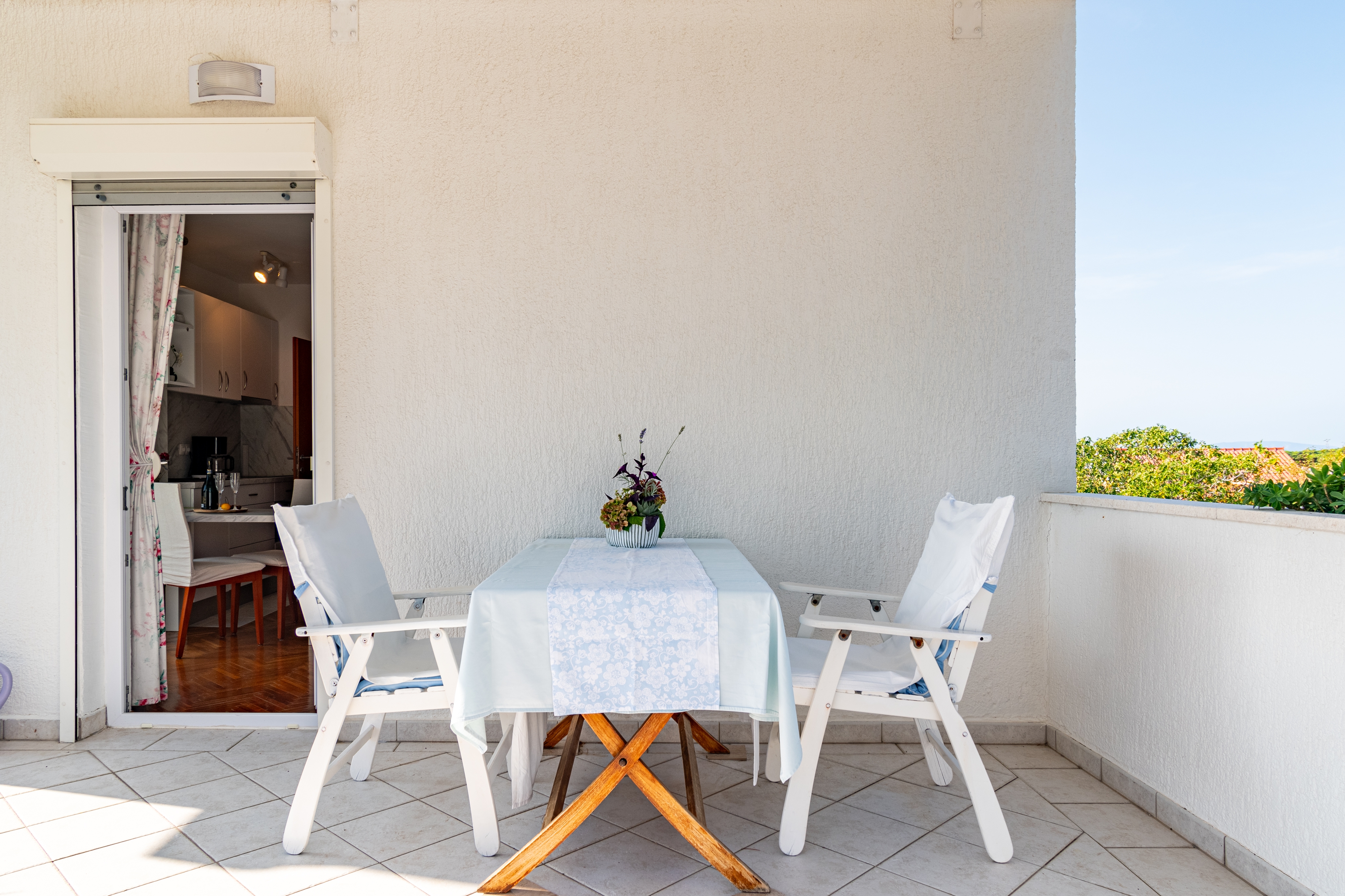 One bedroom apartment with terrace and sea view Banjol, Rab  A-e