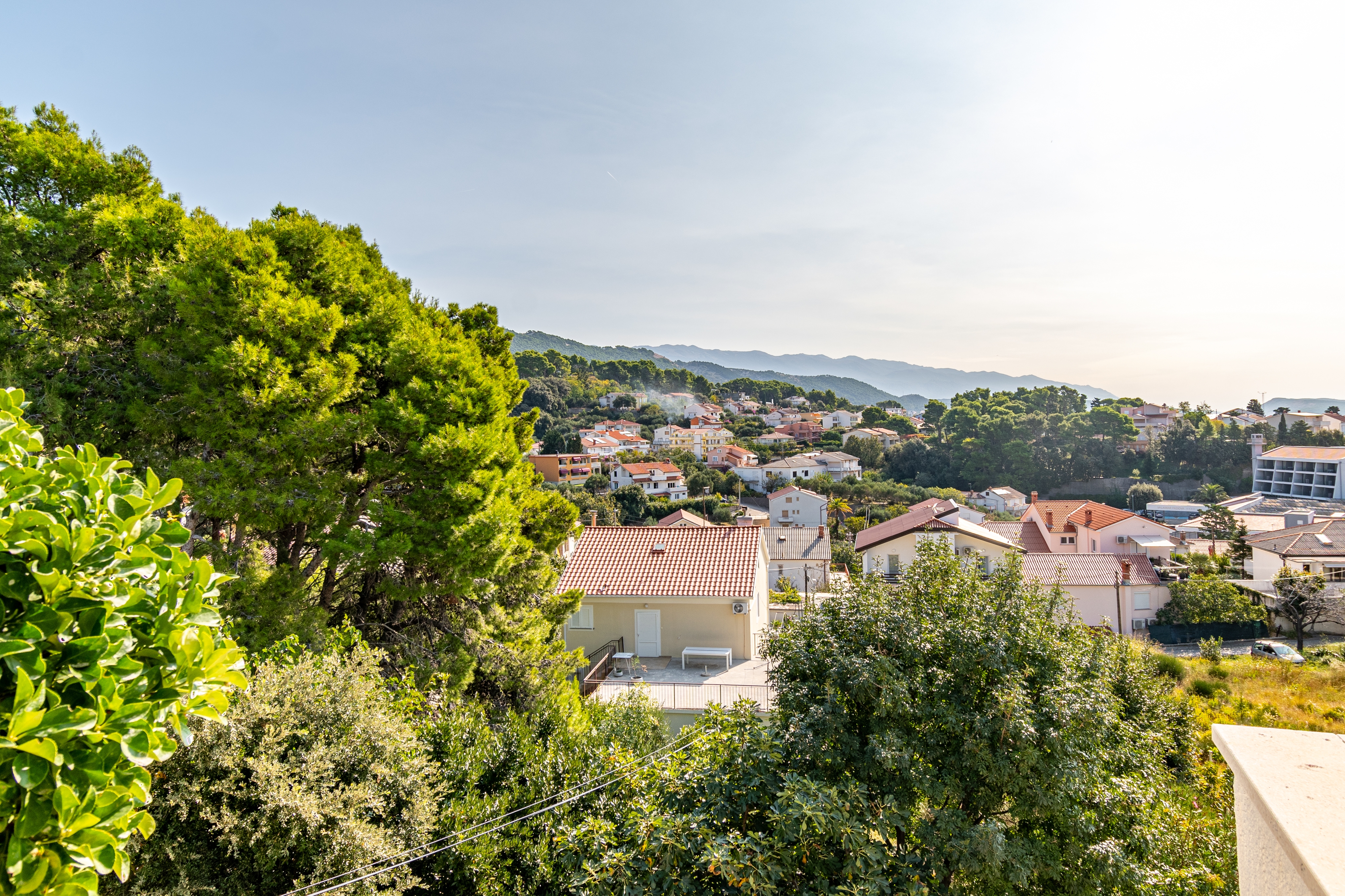 One bedroom apartment with terrace and sea view Banjol, Rab  A-e
