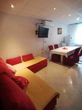 Lopar, Sala de estar in the apartment, air condition available y WiFi.