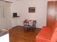 Supetarska Draga - Donja, Eetkamer in the apartment, (pet friendly) en WiFi.