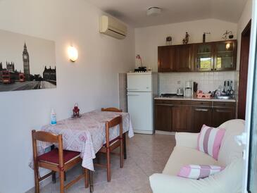 Dining room Kampor, Dining room in the apartment, dostupna klima i WIFI.