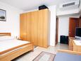 Supetarska Draga - Donja, Ložnice v ubytování typu room, s klimatizací, domácí mazlíčci povoleni a WiFi.
