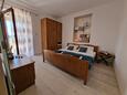 Kampor, Dormitorio in the studio-apartment, air condition available, (pet friendly) y WiFi.