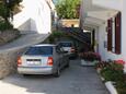 Kampor, Rab, Parkeerplaats 5037 - Appartementen near sea with sandy beach.