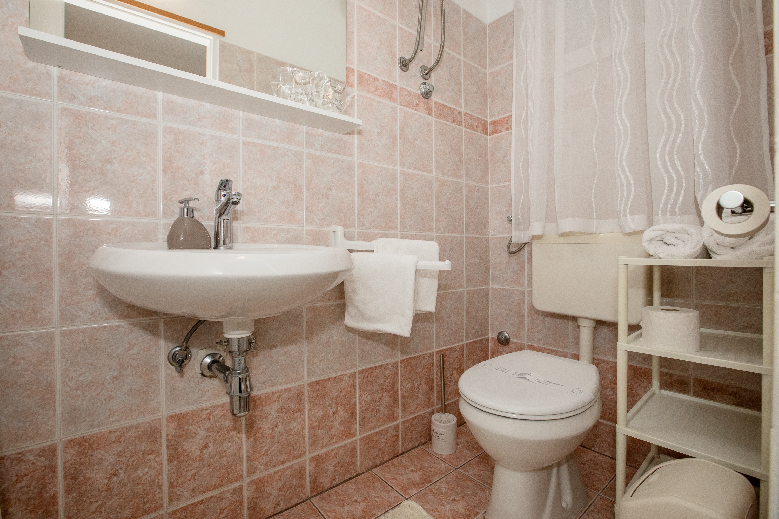 Two bedroom apartment with terrace Banjol, Rab  A-a