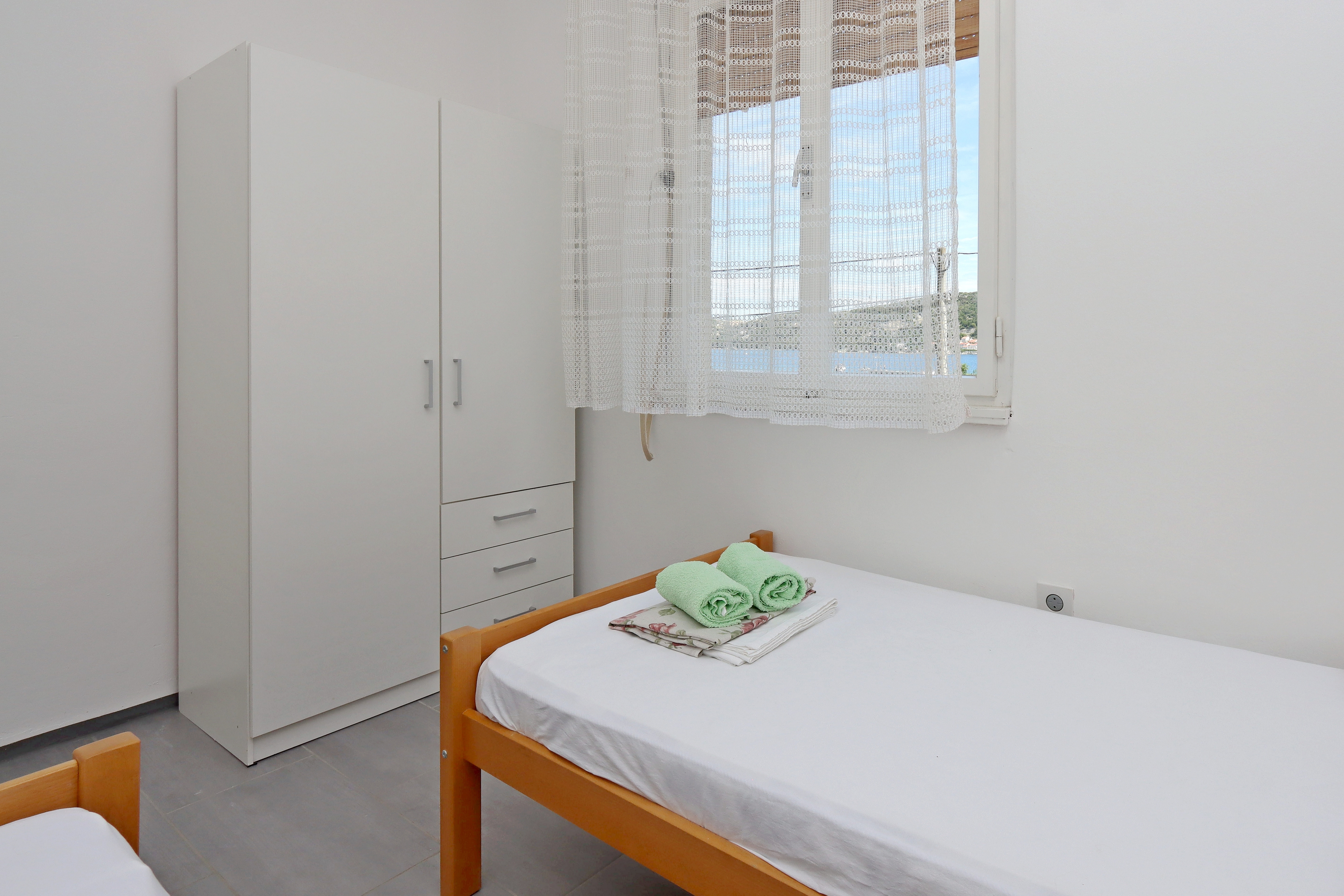 Four bedroom apartment near beach Supetarska Draga - Donja, Rab  A-a