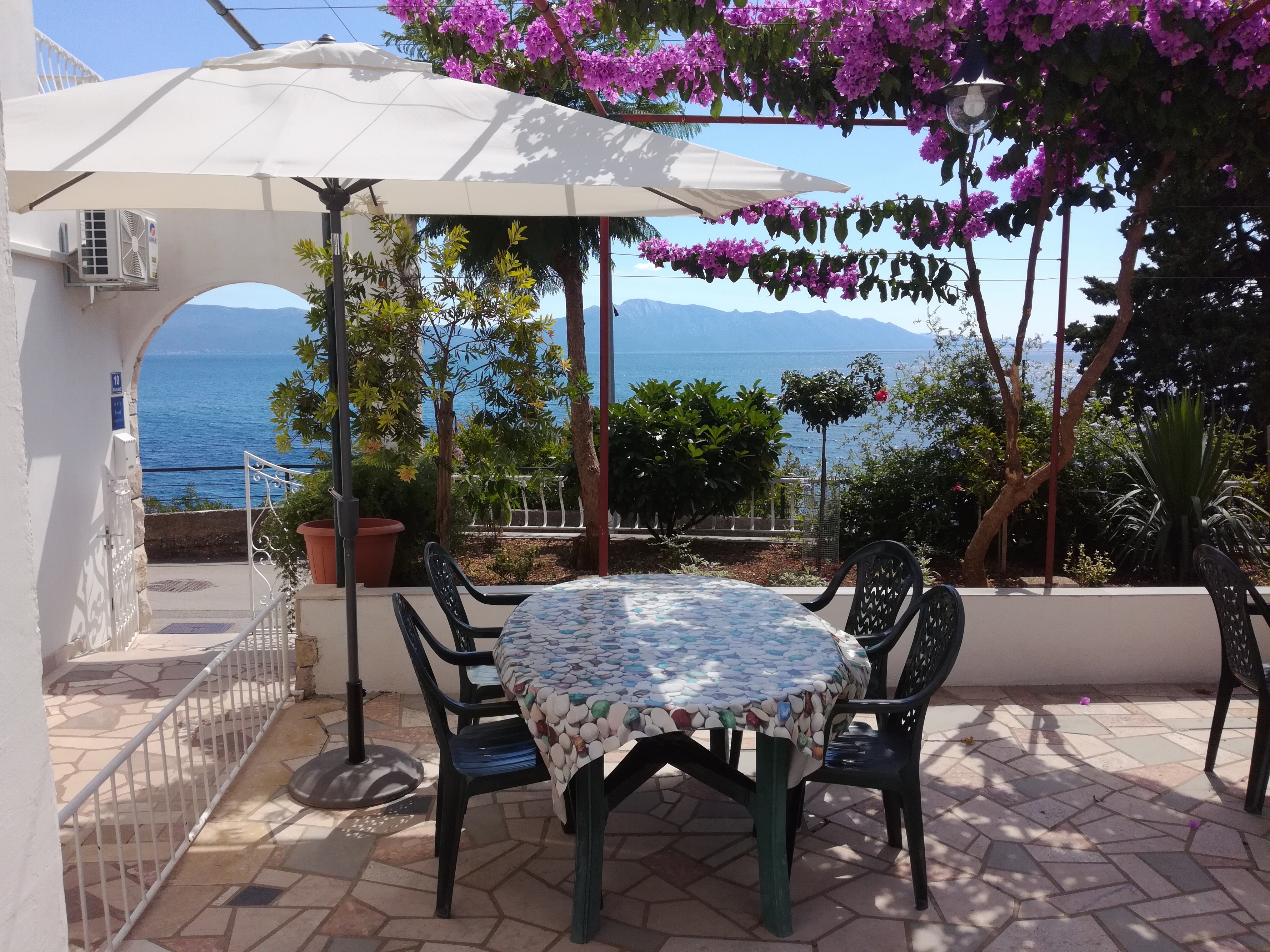 One bedroom apartment near beach Brist, Makarska (A-505-b)