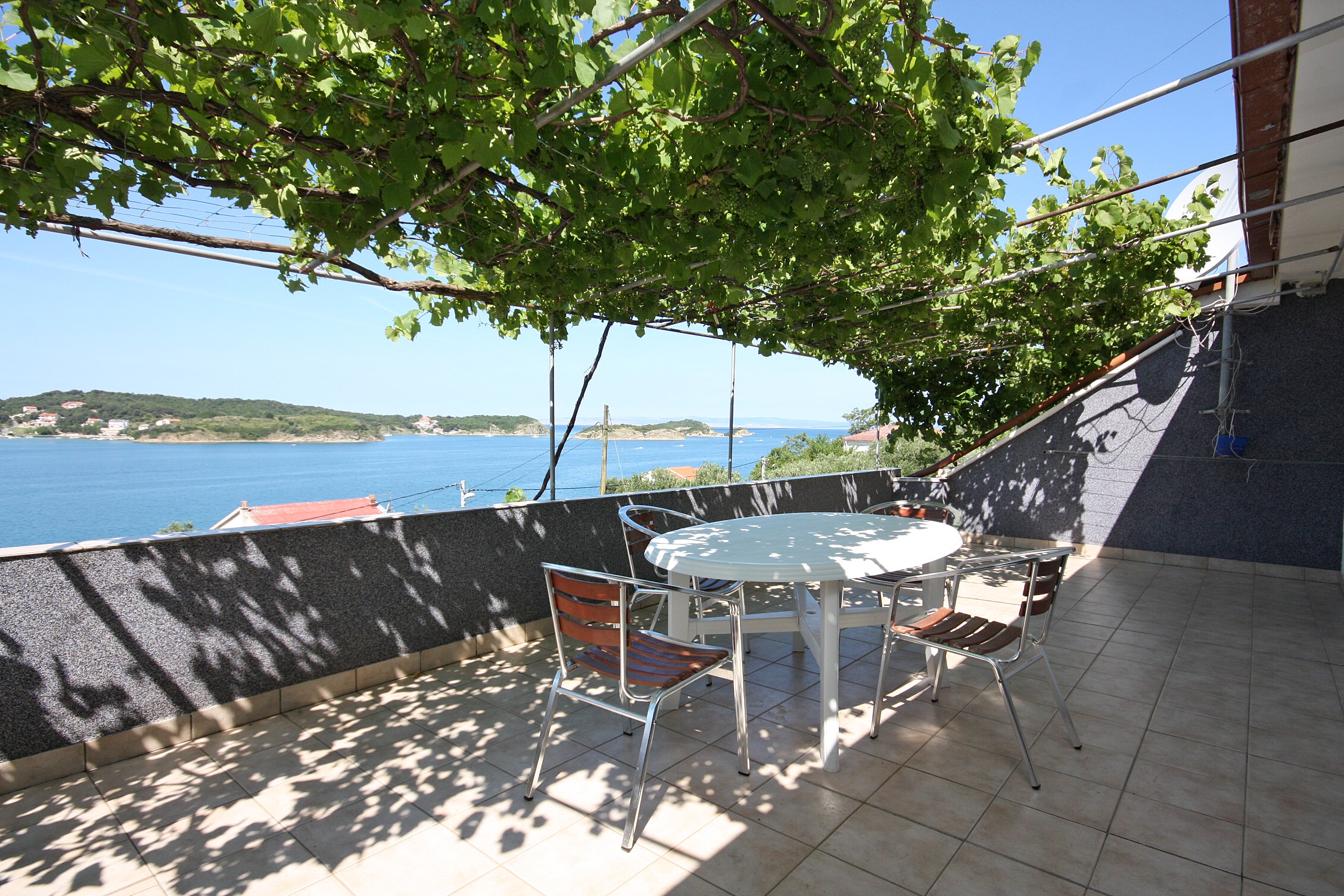 One bedroom apartment with terrace and sea view Supetarska Draga - Gornja, Rab  A-b