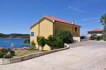 Supetarska Draga - Gornja, Rab, Szálláshely 5055 - Apartmanok a tenger közelében homokos stranddal.