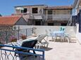 Terrace Jezera, Terrace in the apartment, with a sea view, (pet friendly) and WiFi.