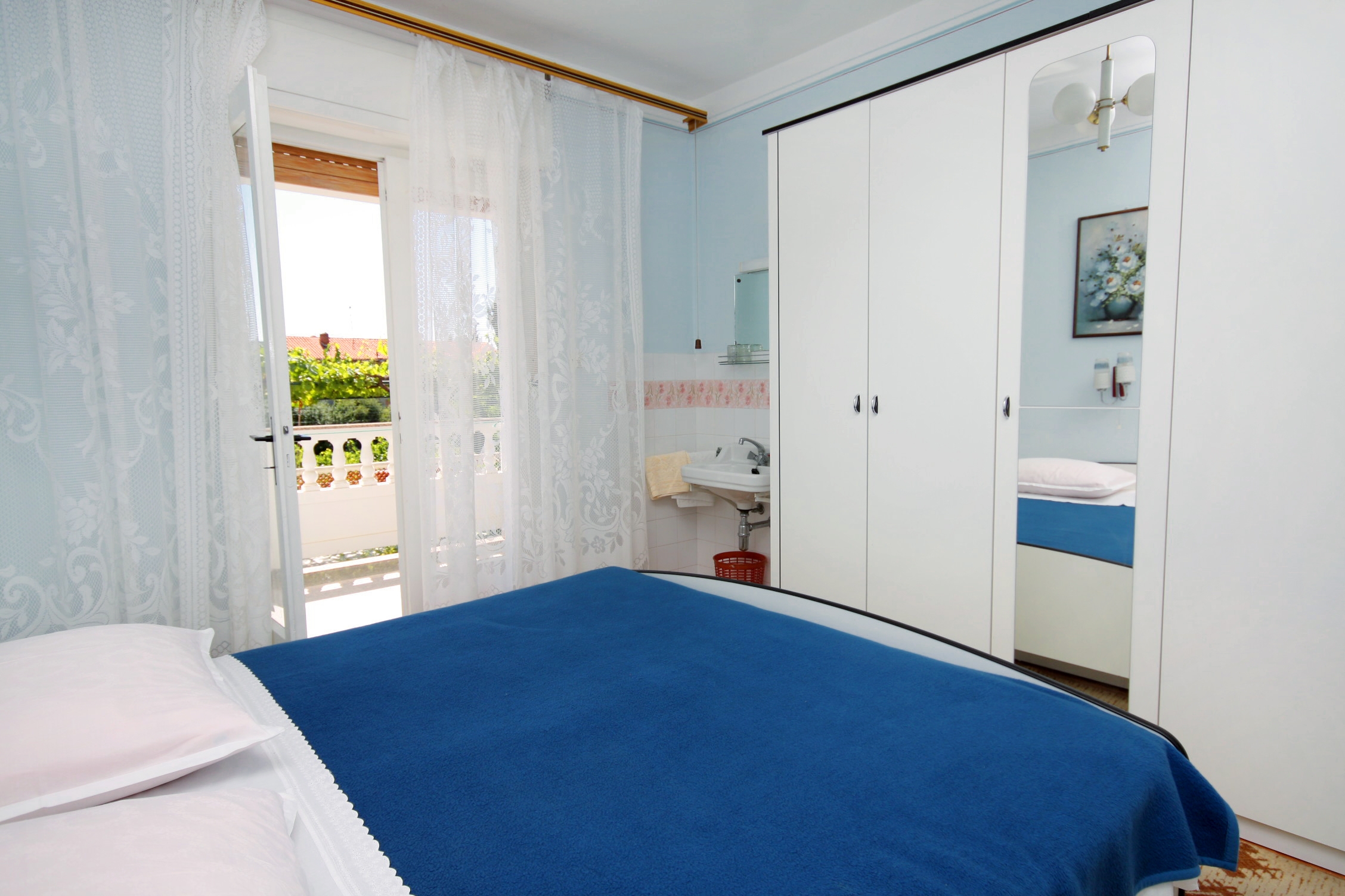 Room with terrace Palit, Rab (S-5061-b) Room with terrace Palit, Rab (S-5061-b)