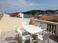 Jezera, Terrasse dans l’hébergement en type apartment, avec la vue sur la mer, animaux acceptés et WiFi.