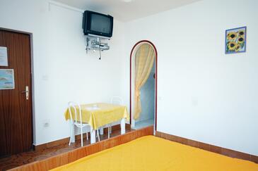Dining room Kampor, Dining room in the studio-apartment, (pet friendly) and WiFi.