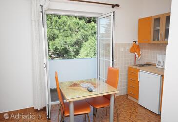 Kampor, Comedor in the studio-apartment, air condition available y WiFi.