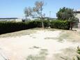 Barbat, Rab, Parking 5070 - Appartements et chambres avec une plage de galets.