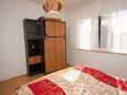 Jezera, Ložnice 1 v ubytování typu apartment, domácí mazlíčci povoleni a WiFi.