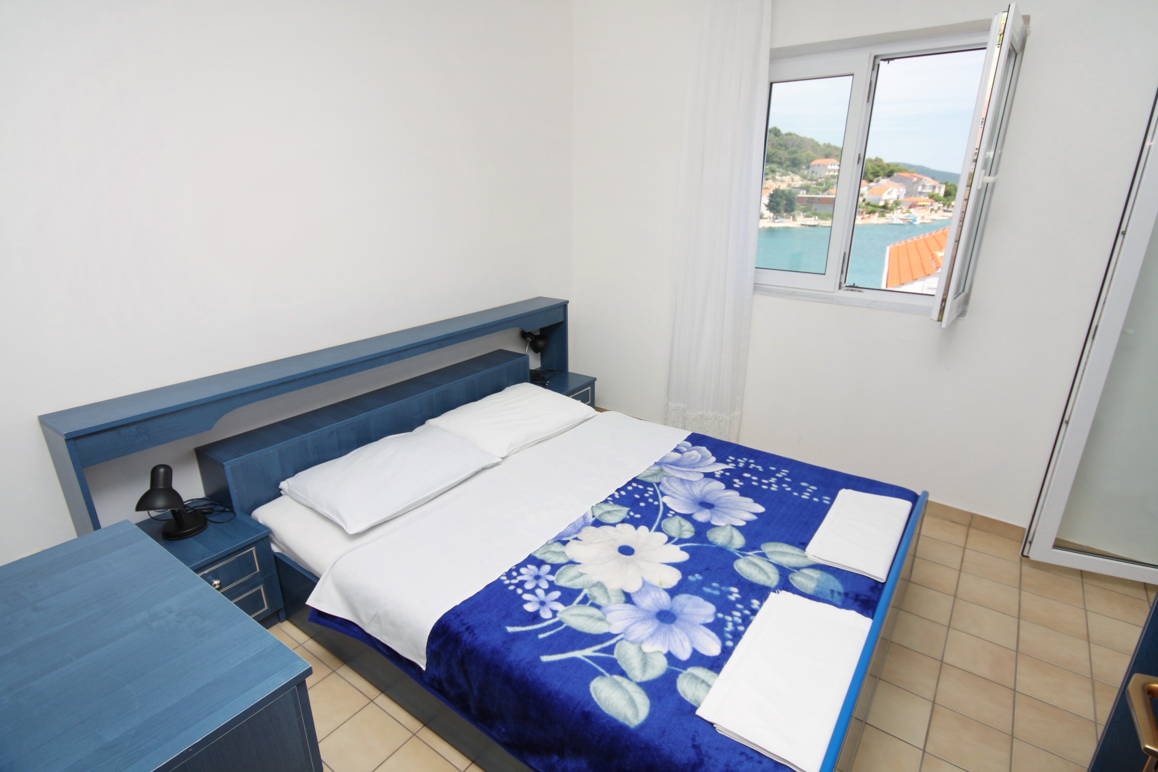 One bedroom apartment with terrace and sea view Tisno, Murter  A-a