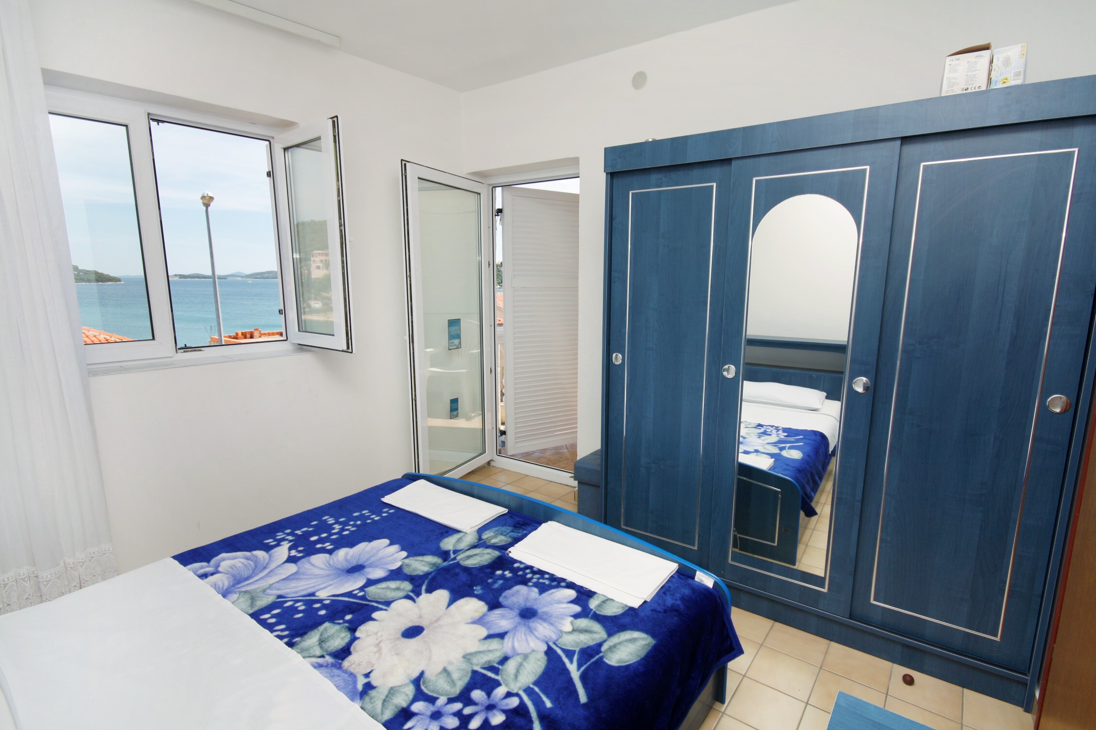 One bedroom apartment with terrace and sea view Tisno, Murter  A-a