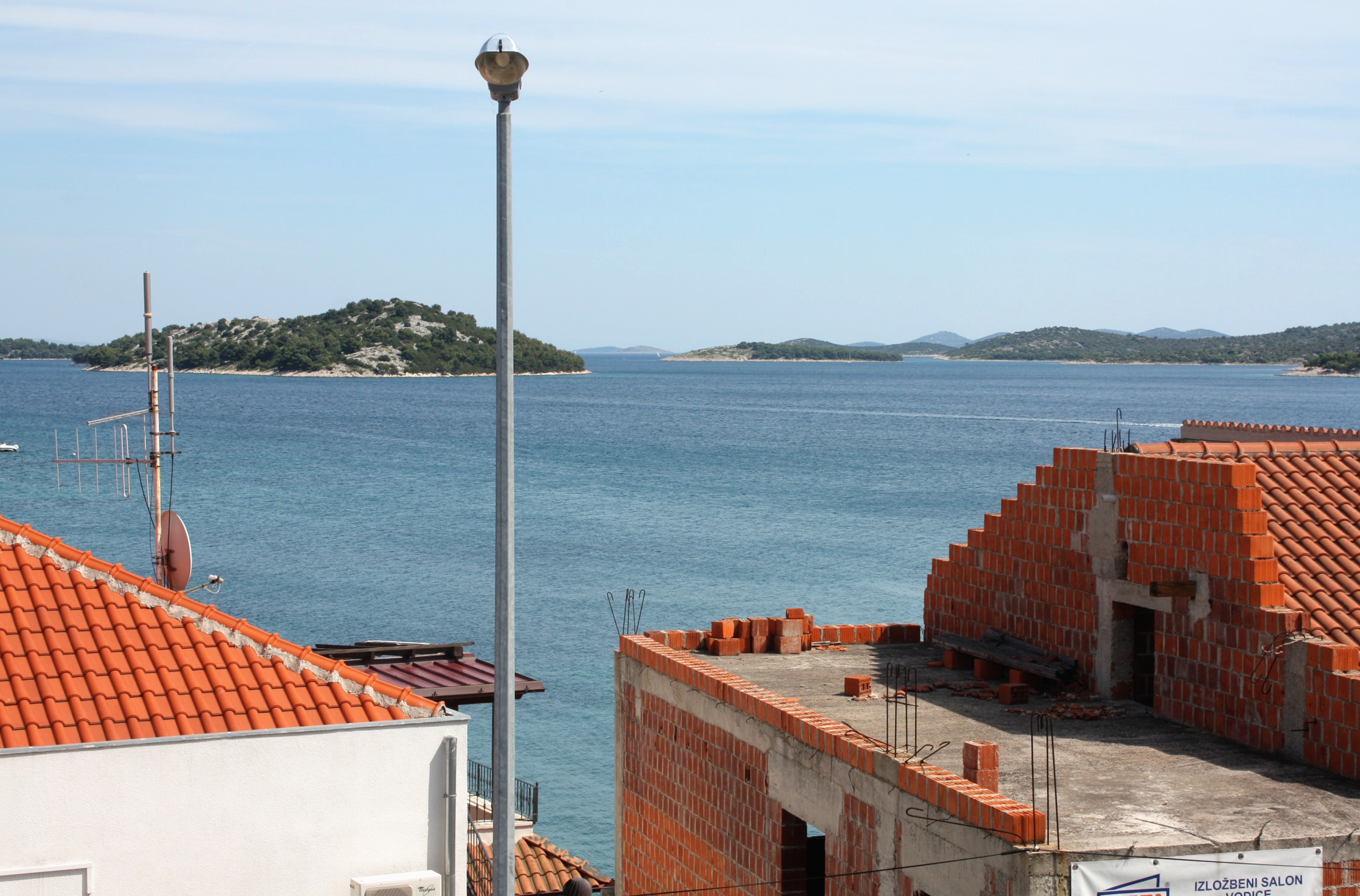 One bedroom apartment with terrace and sea view Tisno, Murter  A-a