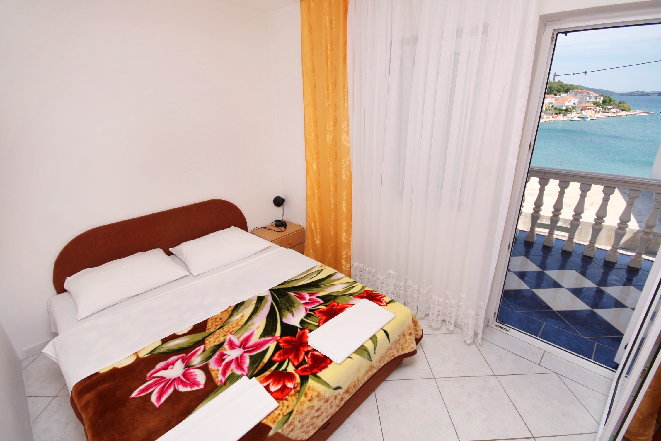 Two bedroom apartment with terrace and sea view Tisno, Murter  A-b