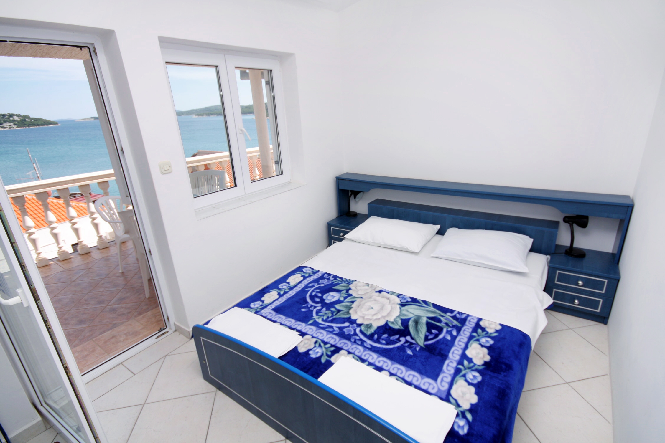 One bedroom apartment with terrace and sea view Tisno, Murter  A-c