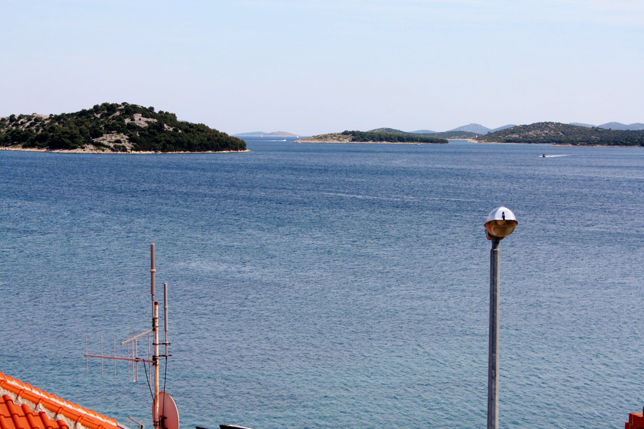 One bedroom apartment with terrace and sea view Tisno, Murter  A-c
