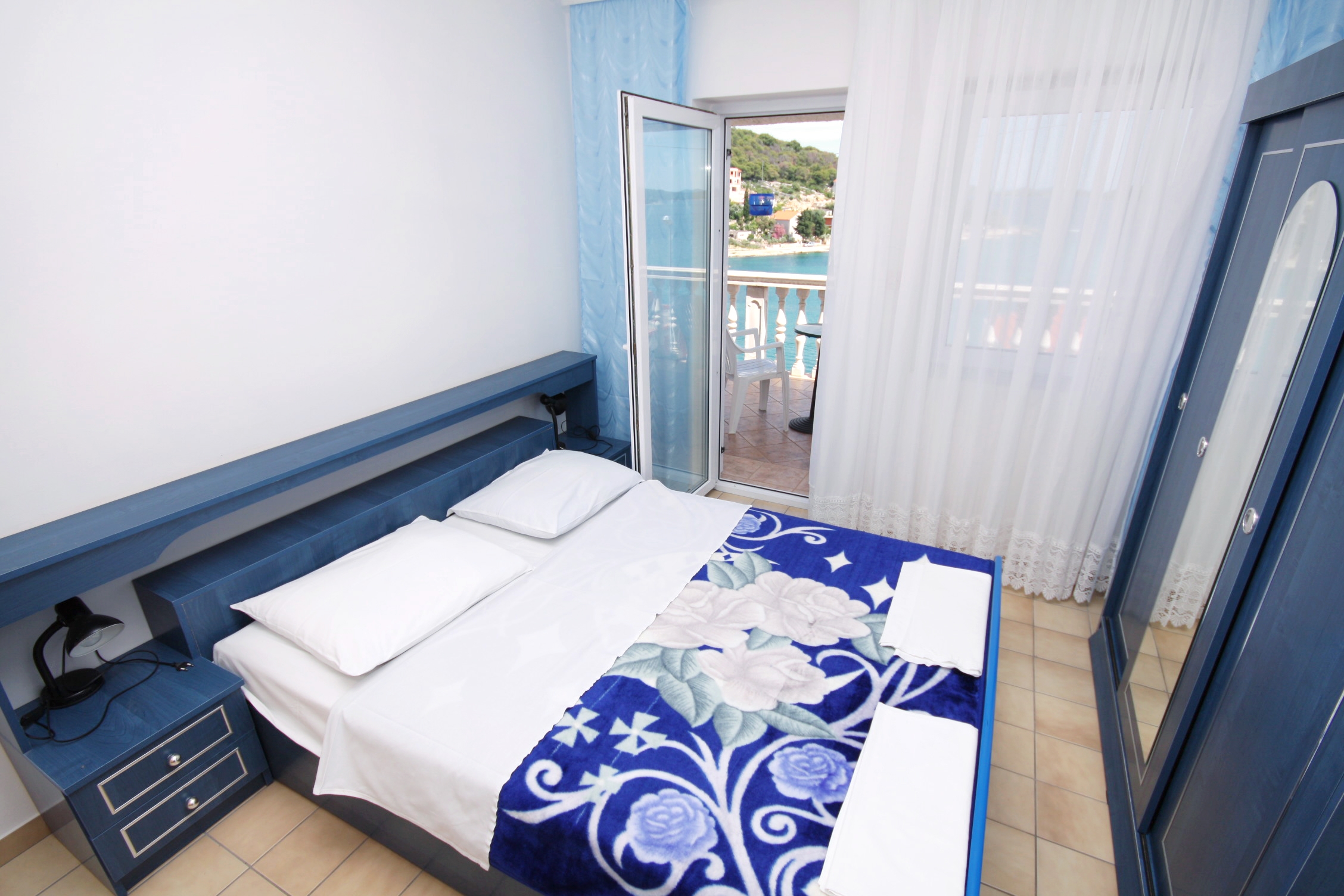 Two bedroom apartment with terrace and sea view Tisno, Murter  A-d