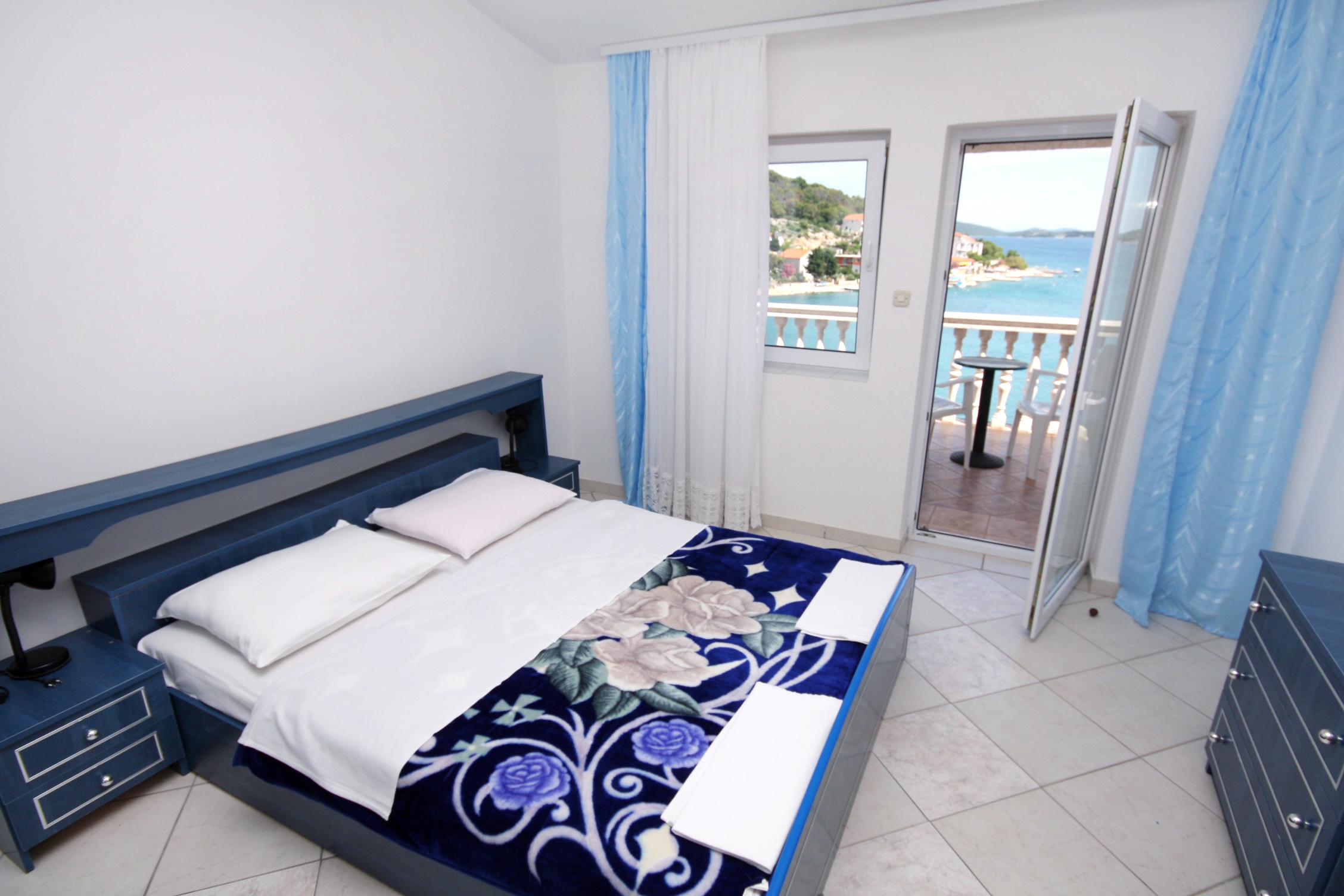 Two bedroom apartment with terrace and sea view Tisno, Murter  A-d